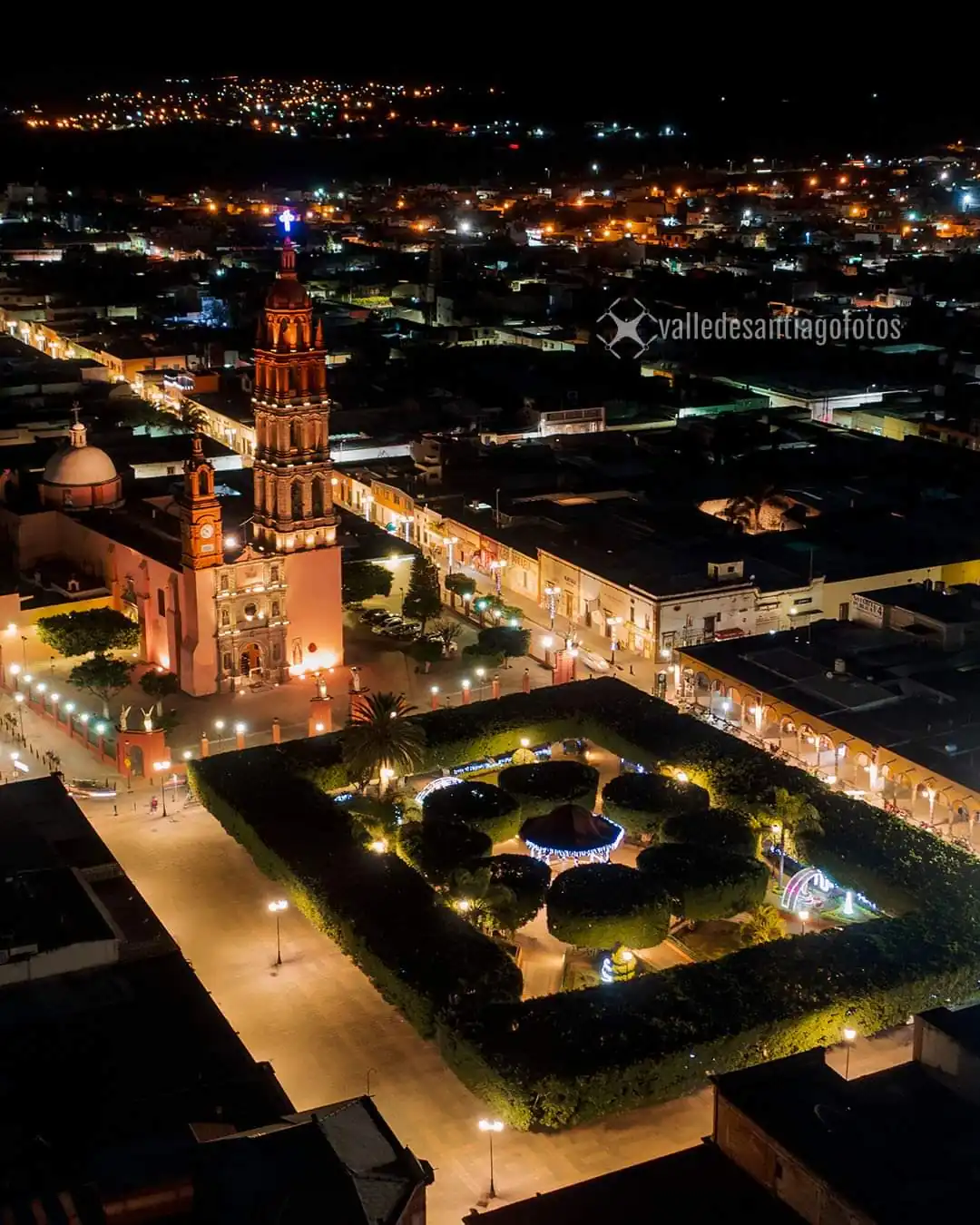 Jardin Principal de noche.